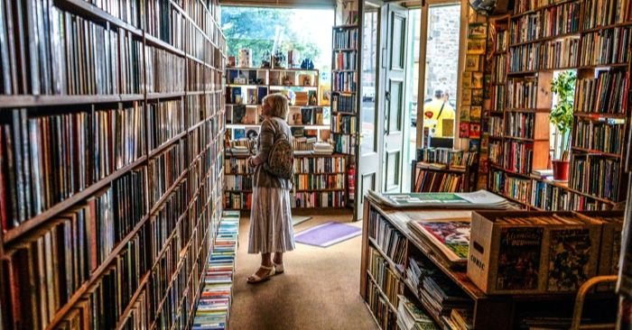 A Day in the Life of a Bookseller: What Really Happens Behind the Shelves
